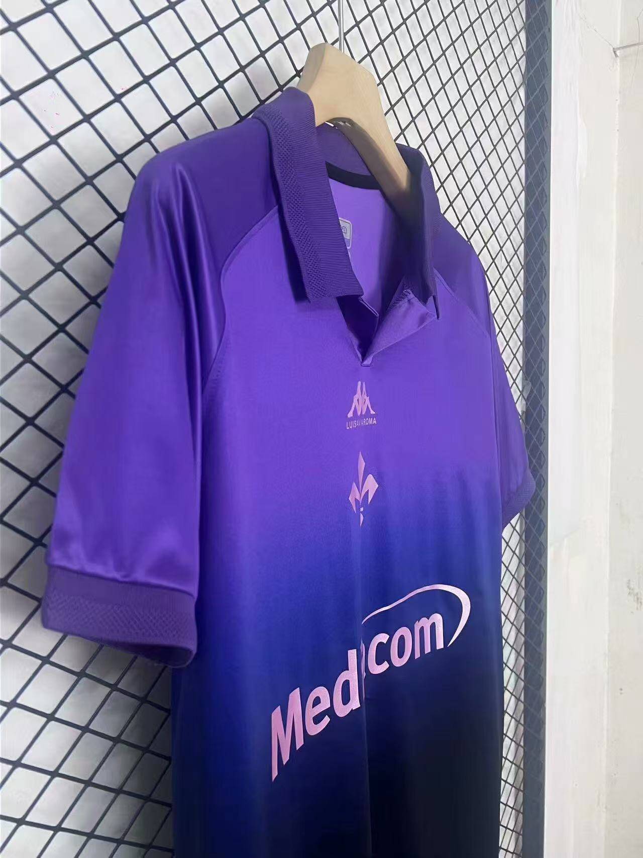 Nuova Maglia Fiorentina 2025-2026 - Maglia ufficiale viola con logo ACF, prezzo 16€ e spedizione gratuita Italia