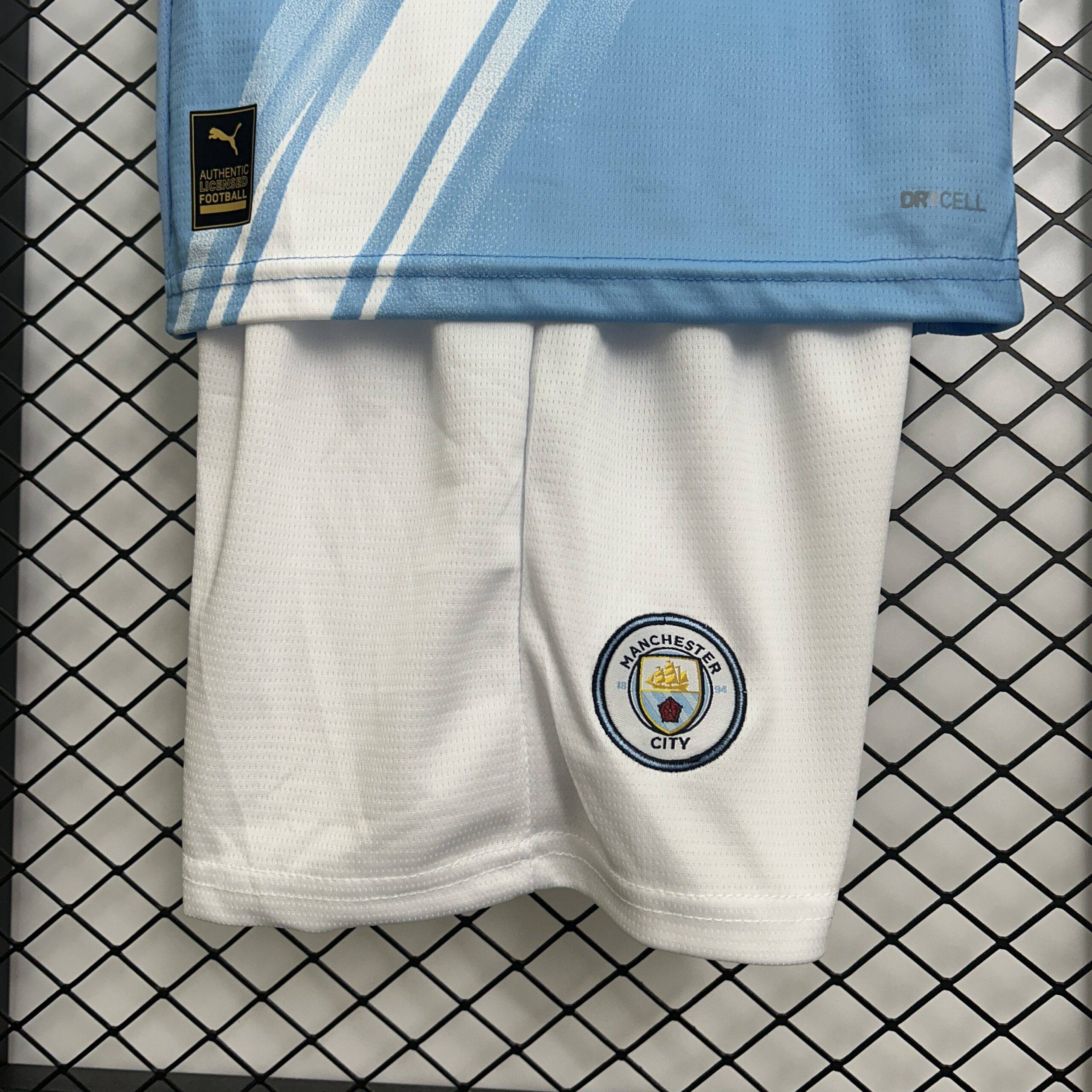Maglia bambini Manchester City 25/26, taglie 16-28, design blu, ideale per allenamento e partite.
