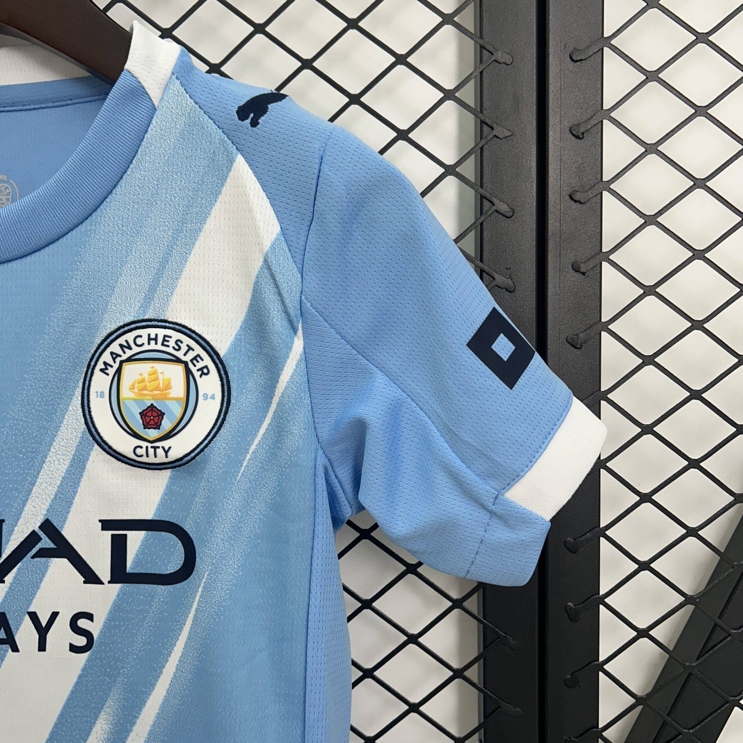 Maglia bambini Manchester City 25/26, taglie 16-28, design blu, ideale per allenamento e partite.