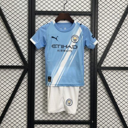 Maglia bambini Manchester City 25/26, taglie 16-28, design blu, ideale per allenamento e partite.