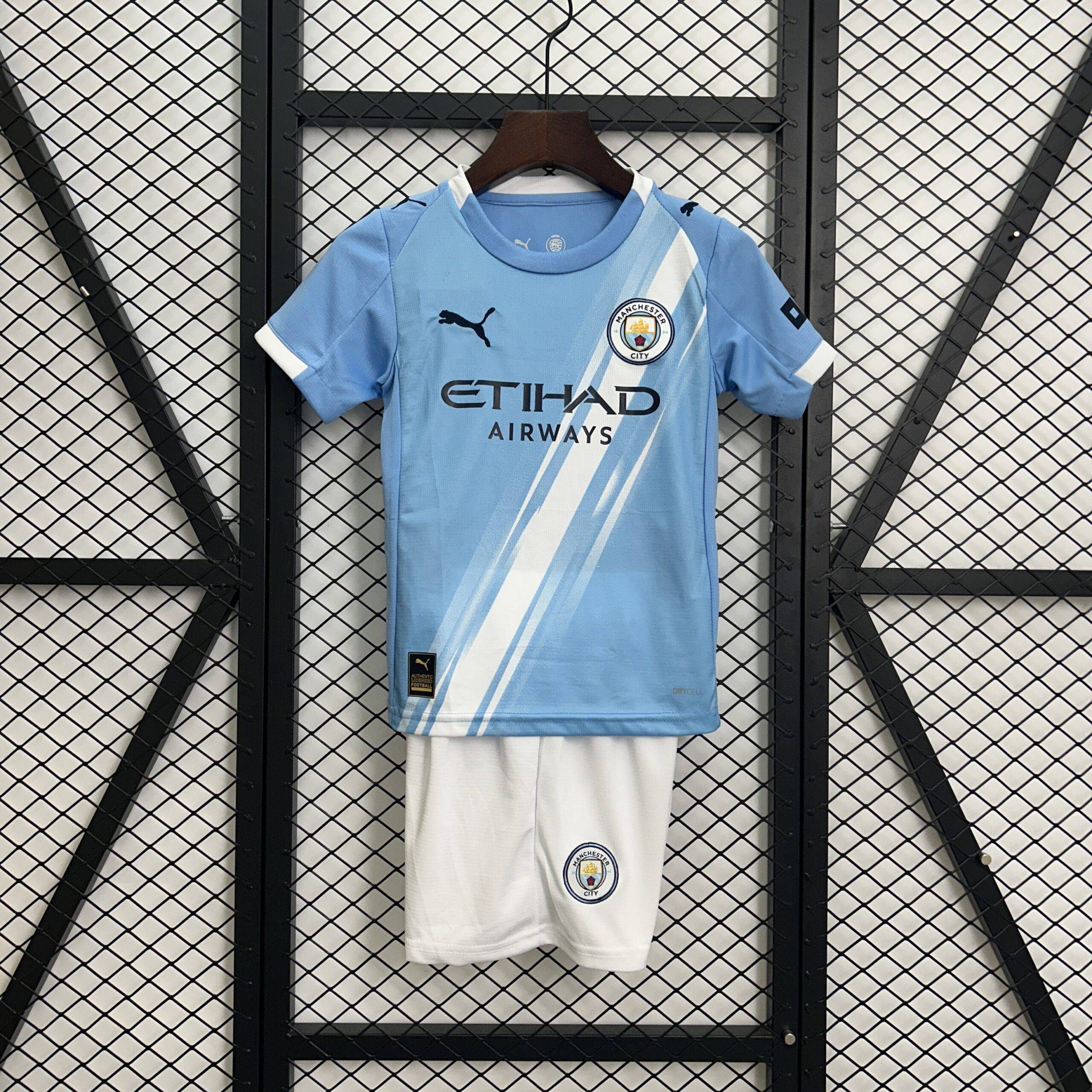 Maglia bambini Manchester City 25/26, taglie 16-28, design blu, ideale per allenamento e partite.